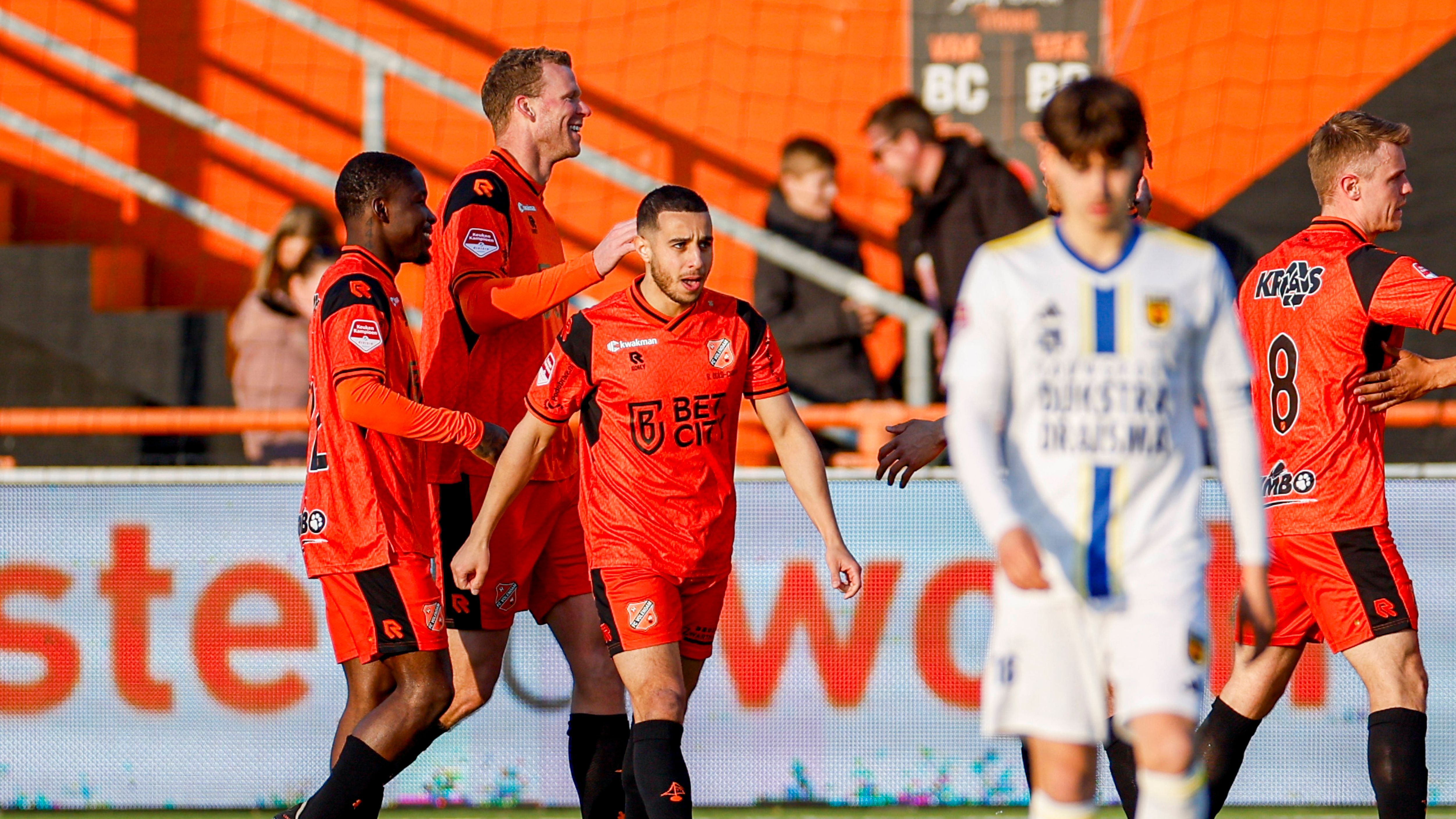 FC Volendam wint zeer overtuigend van SC Cambuur en kan Eredivisie